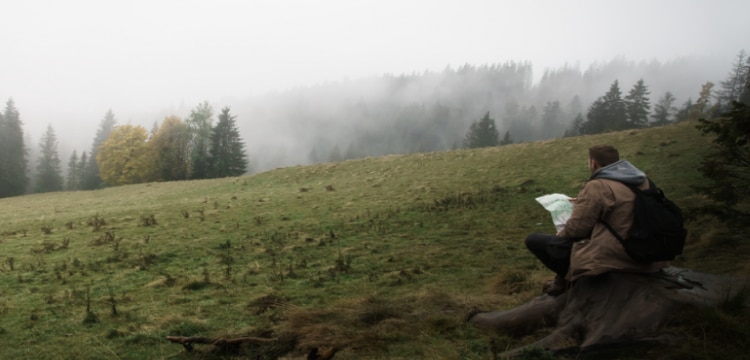 Uomo al telefono in montagna